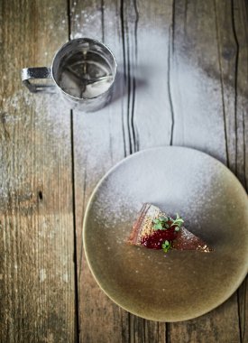 Bir dilim çikolatalı pasta.