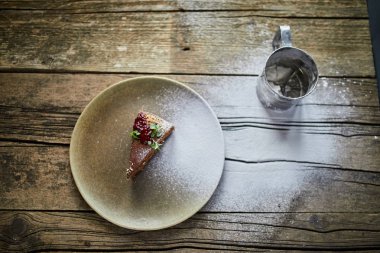 Bir dilim çikolatalı pasta.