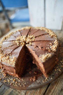 Tahta masadaki çikolatalı pasta.