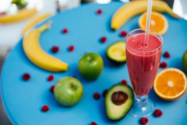 Taze meyve Smoothies mavi bir arka plan üzerinde için