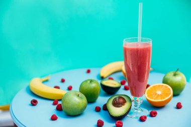 Taze meyve Smoothies mavi bir arka plan üzerinde için