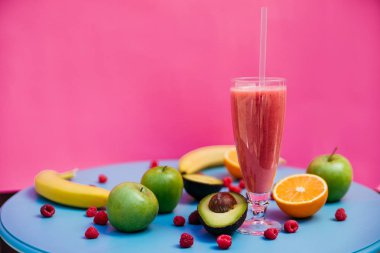 Taze meyve Smoothies mavi bir arka plan üzerinde için