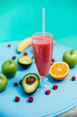 Taze meyve Smoothies mavi bir arka plan üzerinde için