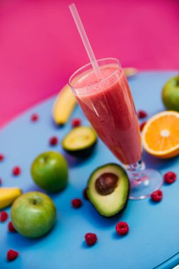 Taze meyve Smoothies mavi bir arka plan üzerinde için