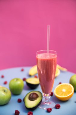 Taze meyve Smoothies mavi bir arka plan üzerinde için