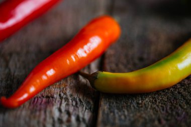 Kırmızı ve sarı biber karışımı ahşap arka plan üzerinde