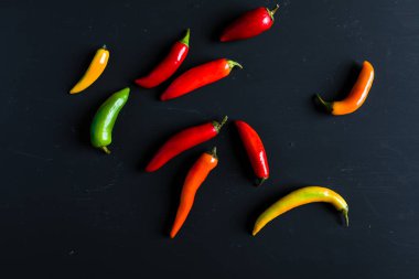 Kırmızı, yeşil ve sarı biber karışımı