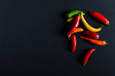 Kırmızı, yeşil ve sarı biber karışımı