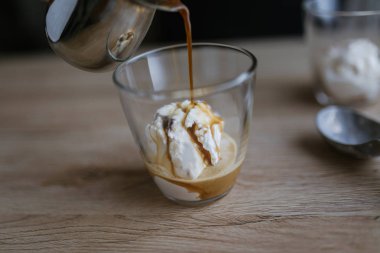 Kahve dondurmanın içine dökme. Affogato kahve yapma
