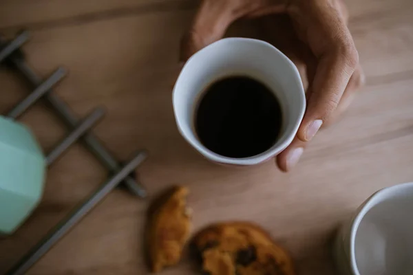 Menuangkan Kopi Cangkir Kopi — Stok Foto