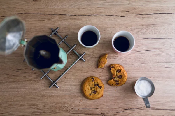 Zwei Tassen Espresso Und Kaffeekanne Auf Dem Tisch — Stockfoto