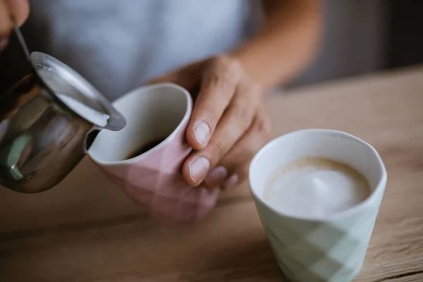 Verter Leche Una Taza Café — Foto de Stock