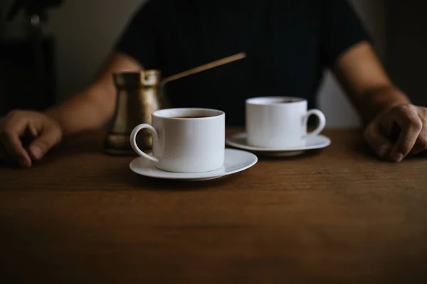 Δύο Φλιτζάνια Καφέ Στο Τραπέζι — Φωτογραφία Αρχείου