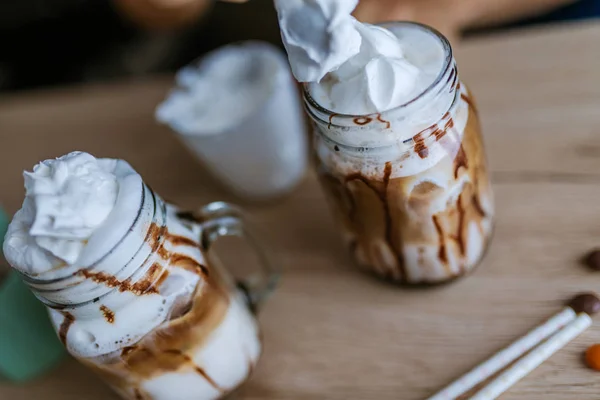 Kopi Mocha Dengan Sirup Cokelat Dan Permen Kancing — Stok Foto