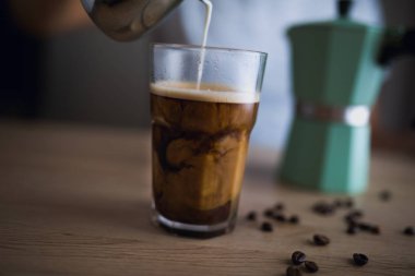 Espresso bir bardak süt dökme