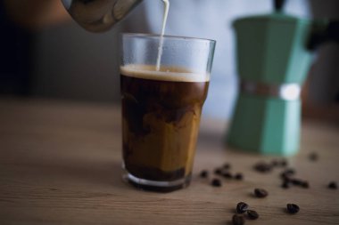 Espresso bir bardak süt dökme