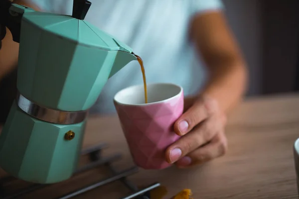 Verter Café Una Taza Café — Foto de Stock