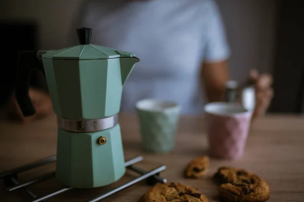 Zwei Tassen Espresso Und Kaffeekanne Auf Dem Tisch — Stockfoto