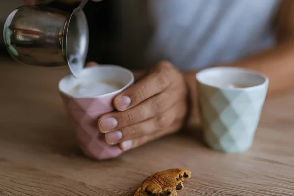 Milch Eine Kaffeetasse Gießen — Stockfoto