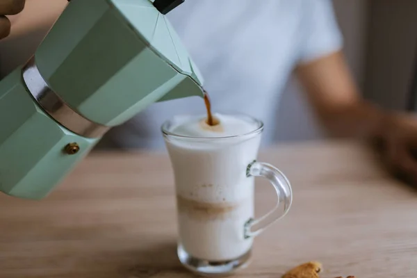 Hälla Kaffe Glaset Med Mjölkskum Förberedd För Latte Macchiato — Stockfoto