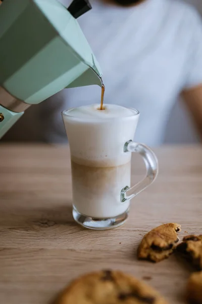 Χύνοντας Καφέ Στο Ποτήρι Αφρόγαλα Που Έχετε Ετοιμάσει Για Latte — Φωτογραφία Αρχείου