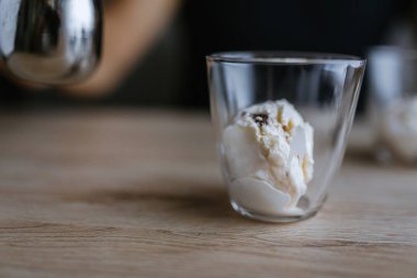 Kahve dondurmanın içine dökme. Affogato kahve yapma