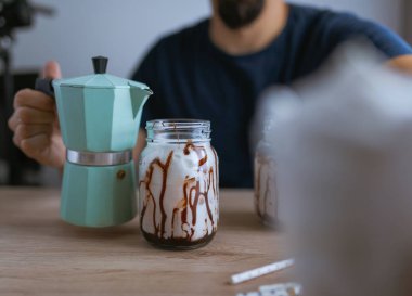 Kahve cam dökme ve buzlu kahve kahve yapma