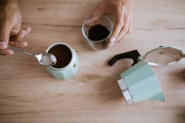 Moka tencerede dökerek kahve