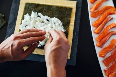 Suşi varlık silindir bir plaka üzerinde