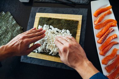 Suşi varlık silindir bir plaka üzerinde