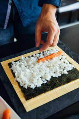 Suşi varlık silindir bir plaka üzerinde