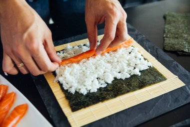 Suşi varlık silindir bir plaka üzerinde