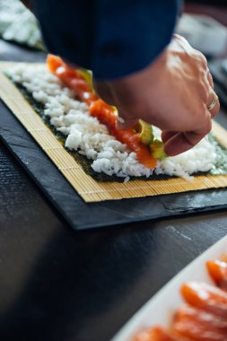 Suşi varlık silindir bir plaka üzerinde