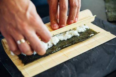 Suşi varlık silindir bir plaka üzerinde