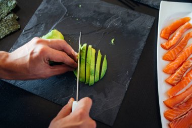 Yarım kesilmiş ve suşi için hazırlanan avokado