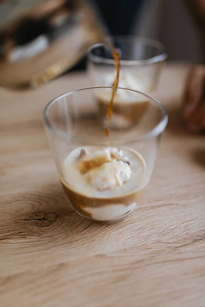 Kahve Dondurmanın Içine Dökme Affogato Kahve Yapma — Stok fotoğraf