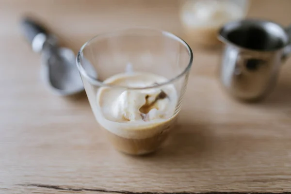 วยกาแฟ Affogato บนโต — ภาพถ่ายสต็อก