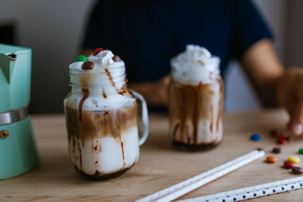 Kopi Mocha Dengan Sirup Cokelat Dan Permen Kancing — Stok Foto