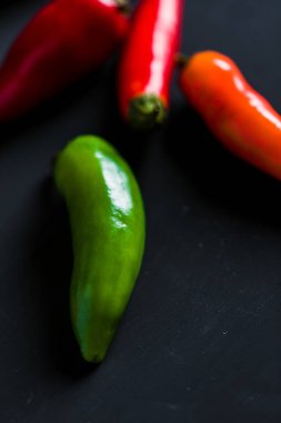 Kırmızı, yeşil ve sarı biber karışımı