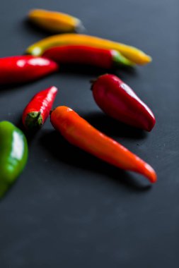 Kırmızı, yeşil ve sarı biber karışımı