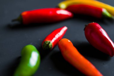 Kırmızı, yeşil ve sarı biber karışımı