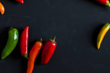 Kırmızı, yeşil ve sarı biber karışımı