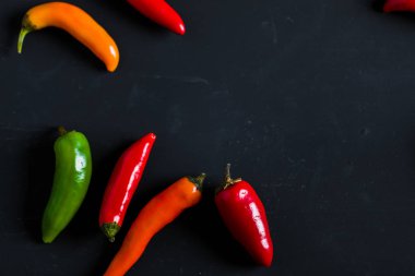 Kırmızı, yeşil ve sarı biber karışımı