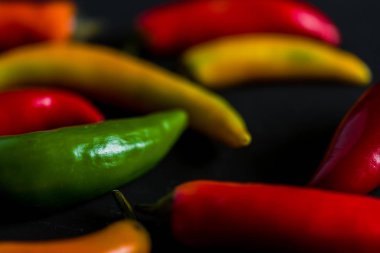 Kırmızı, yeşil ve sarı biber karışımı