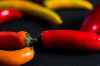 Kırmızı, yeşil ve sarı biber karışımı