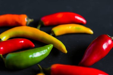Kırmızı, yeşil ve sarı biber karışımı
