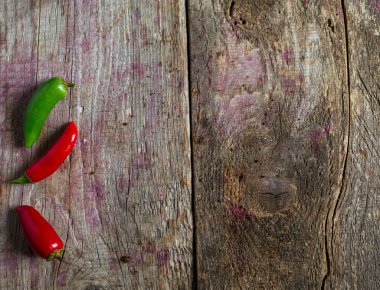 Jalapeno ve biber karışımı ahşap arka plan üzerinde
