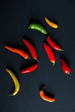 Kırmızı, yeşil ve sarı biber karışımı