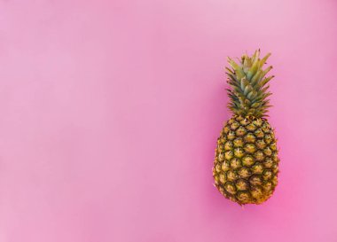 Pembe arka planda ananas