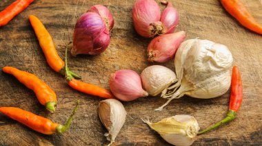 Çeşitli Endonezya baharat ve otlar. Kırmızı soğan, sarımsak, soğan ve rustik arka plan üzerinde sıcak biber.